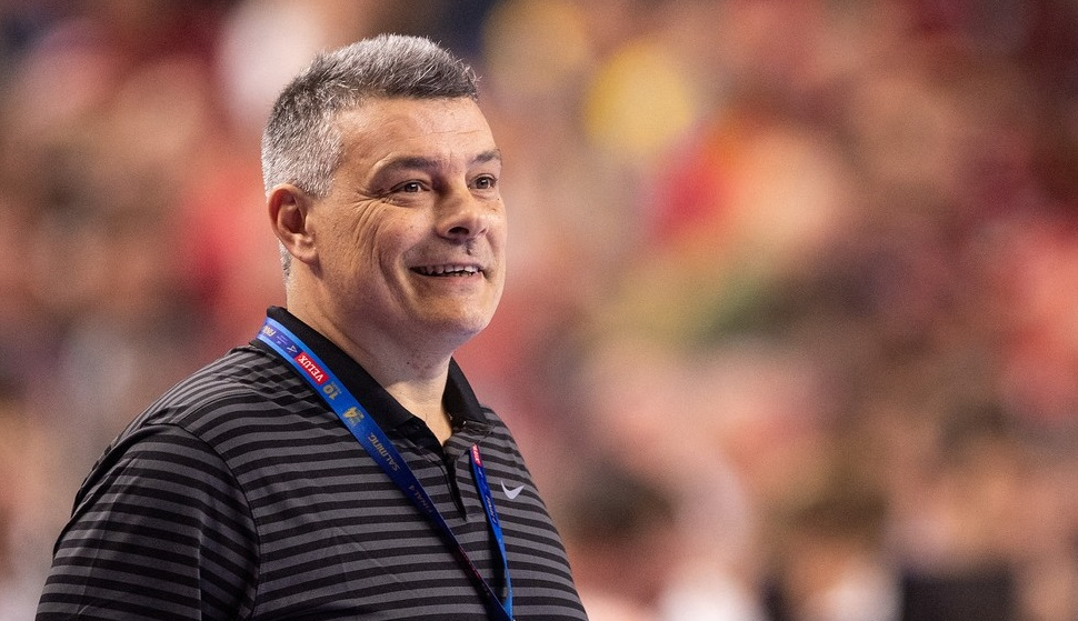 Antrenorul lui Dinamo, primire fabuloasă pe terenul Barcelonei! Toată sala s-a ridicat în picioare pentru Xavi Pascual. A fost momentul serii în Liga Campionilor | VIDEO