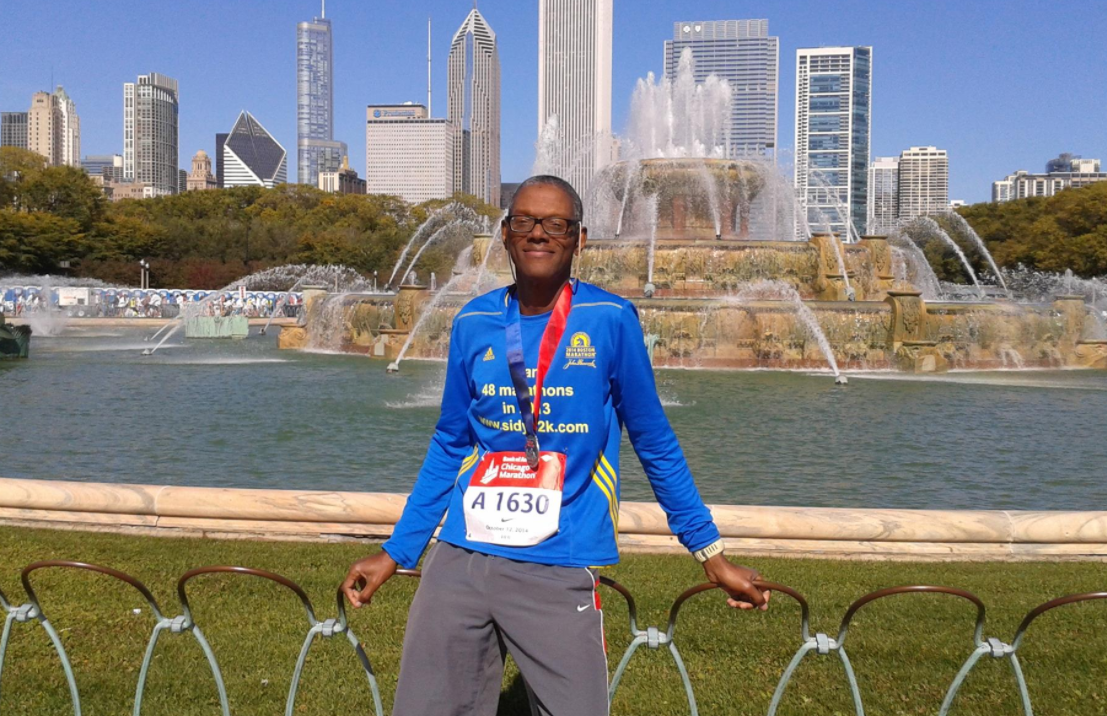 Povestea incredibilă a doctorului care va alerga desculț la maratonul din București. Cine este Sidy Diallo și de ce renunțat la încălțăminte în urmă cu 6 ani | FOTO