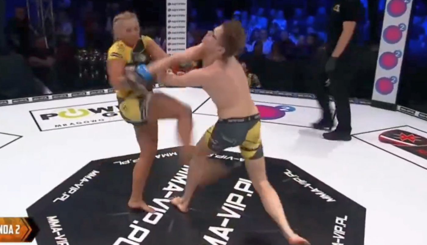 Moment scandalos într-o gală de MMA! Fanii, dezgustați de primele confruntări intergender organizate vreodată! VIDEO