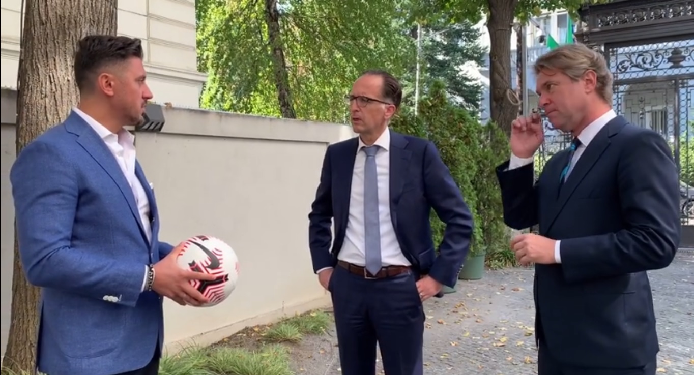 Ciprian Marica și Florin Răducioiu, pase cu ambasadorul Germaniei la București înainte de meciul „tricolorilor”. Ce au discutat despre Ianis Hagi | VIDEO