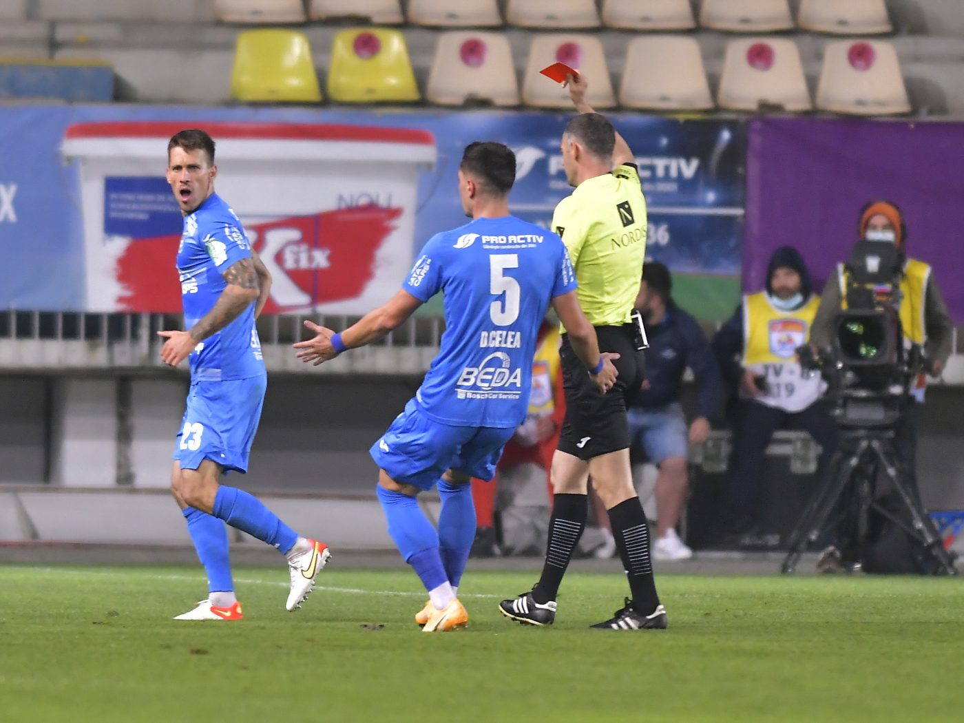 Probleme mari pentru Chindia în meciul cu FCSB! Echipa lui Emil Săndoi rămâne în 10 oameni după eliminarea lui Milan Kocic, care l-a luat pe sus pe Valentin Crețu! | VIDEO