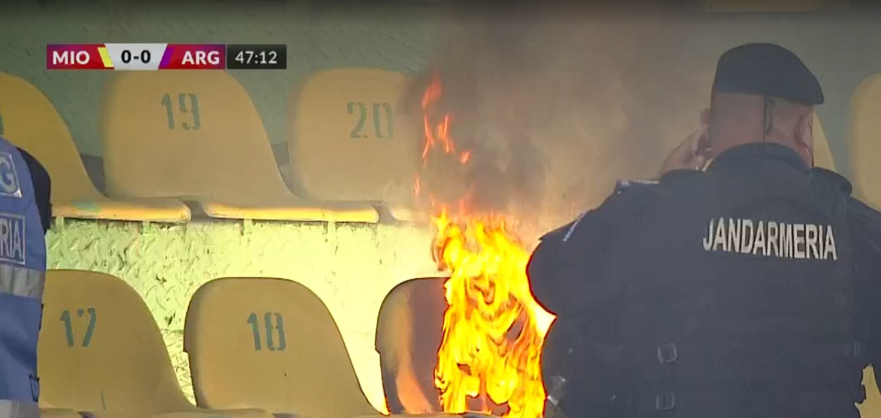 Fanii lui FC Argeș, la un pas să incendieze arena din Mioveni! Cum a pornit focul pe Stadionul Orășenesc | VIDEO