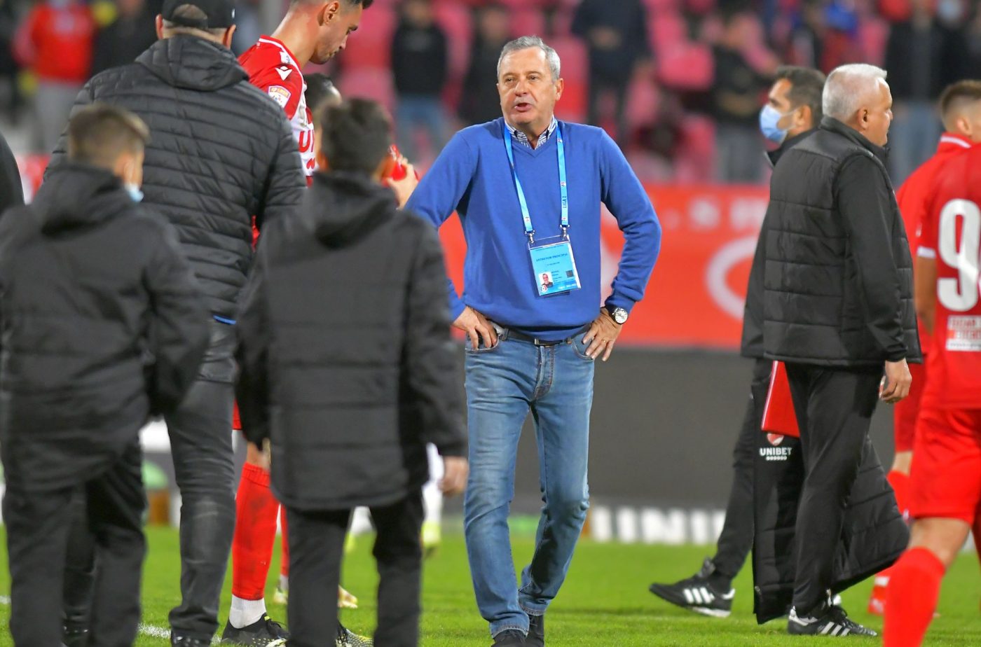 Mircea Rednic a făcut „revoluție” în vestiarul lui Dinamo, după eliminarea cu FC Argeș! S-a auzit până afară: „Vă bateți joc!” | EXCLUSIV