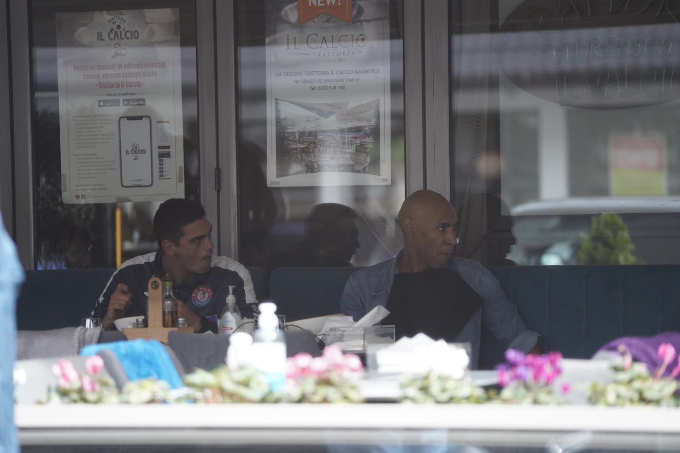 Fostul fotbalist al Stelei, Nana Falemi, momente de relaxare alături de antrenorul său de la școala de fotbal la un restaurant din Capitală | FOTO EXCLUSIV