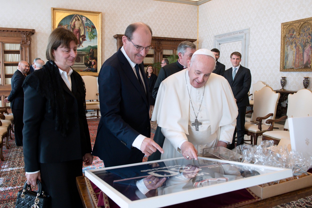 Papa Francisc, fan înfocat al lui PSG? Vezi ce cadou incredibil a primit din partea prim-ministrului Franței, Jean Castex!