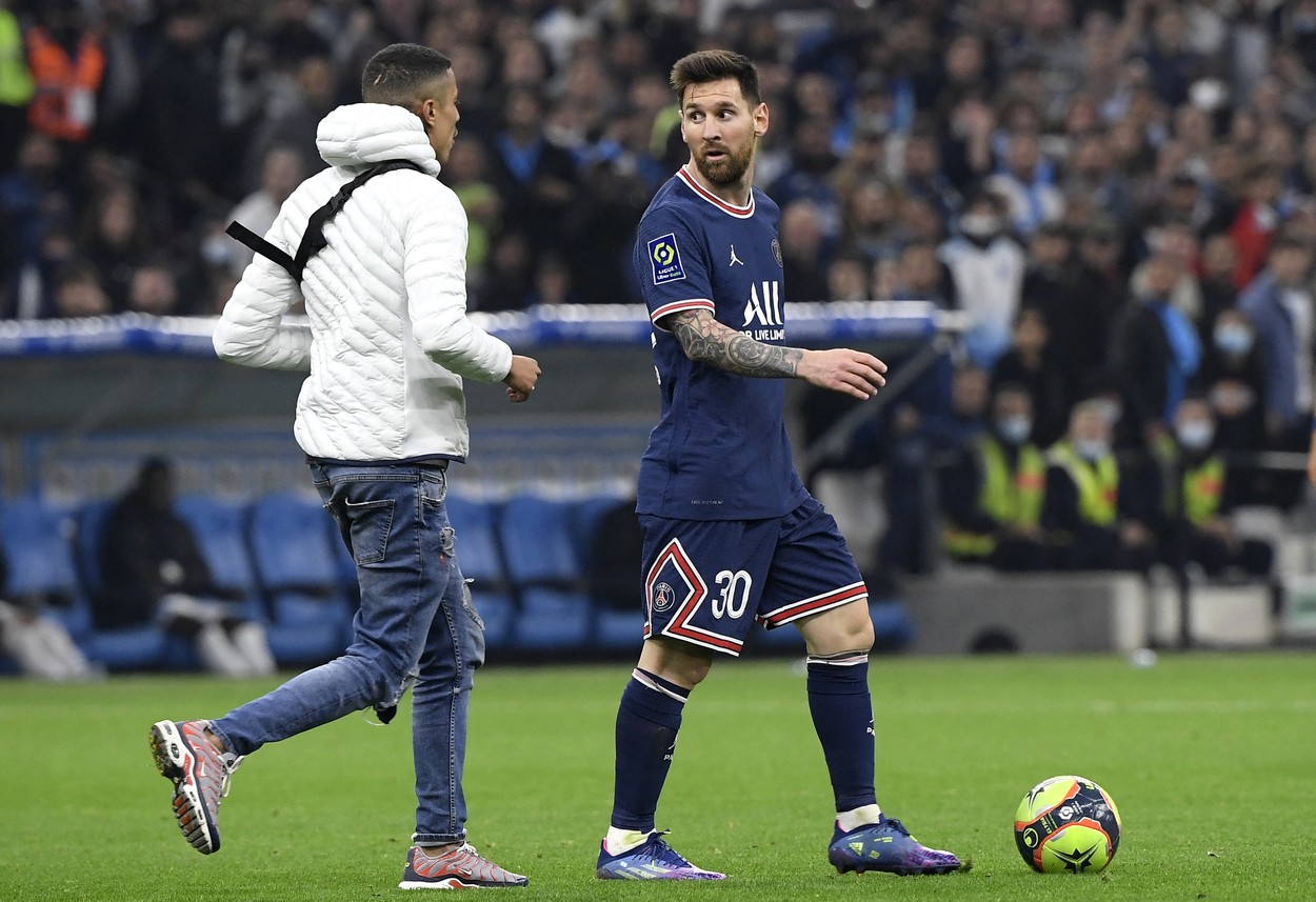 Momente de panică pe Stade Velodrome! Lionel Messi a fost alergat de un suporter intrat pe gazon | VIDEO