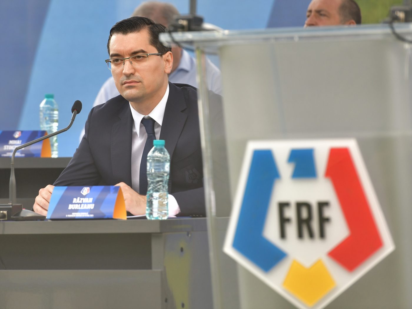 Răzvan Burleanu e de acord cu regula aberantă a Guvernului de a trimite spectatorii acasă după ora 21 în timpul unor partide de Liga 1! Comitetul de Urgență al FRF, întrunit la Casa Fotbalului