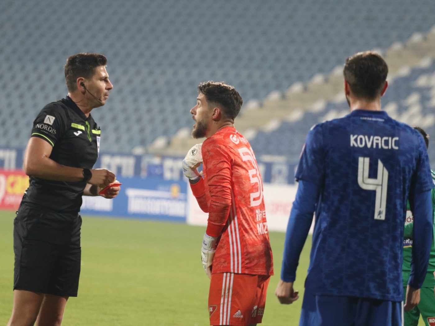 Roland Niczuly explică eliminarea din finalul meciului FCU Craiova – Sepsi: „Kovacic m-a lovit în zona pieptului, m-am enervat și eu!”. Bogdan Mitrea nu își ceartă colegul: „Suntem la fotbal”