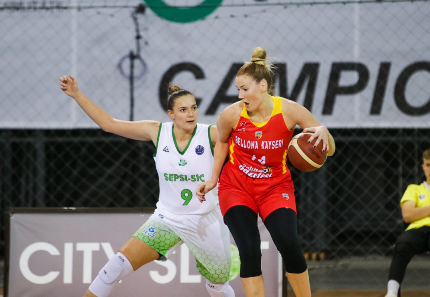 Începe Liga Națională de baschet feminin cu prima etapă în sistem turneu la Târgu Mureș! De ce toate sportivele participante vor fi îmbrăcate în roz
