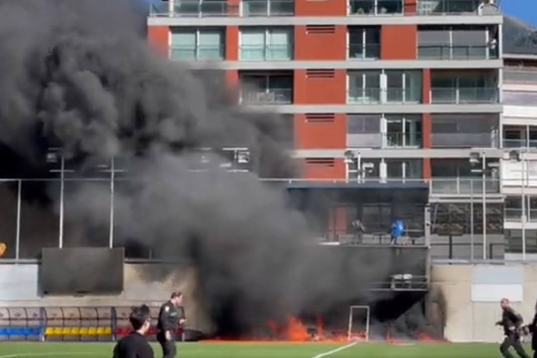 Stadionul a fost cuprins de flăcări! Meciul ar putea fi mutat de urgență pe o altă arenă | VIDEO
