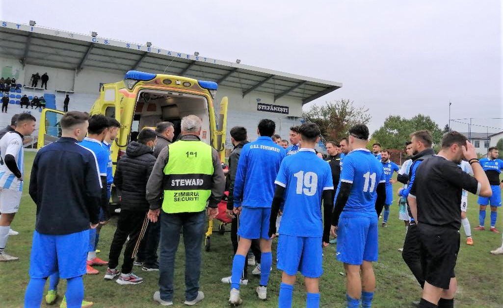 Fotbalul românesc, la un pas de o nouă tragedie! Jucătorul s-a prăbușit fără motiv pe gazon și i-a îngrozit pe cei din jur