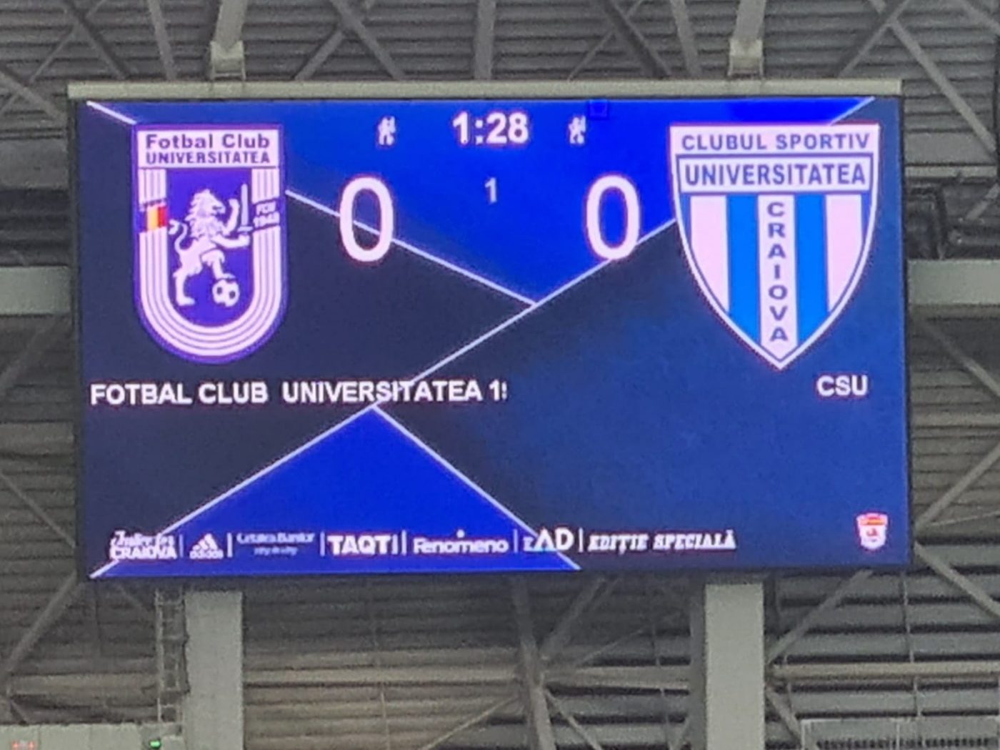 Cea mai mare aroganță a gazdelor în derby-ul Craiovei: crainicul n-a prezentat numele fotbaliștilor de la FC U! Cum a fost numit Laurențiu Reghecampf
