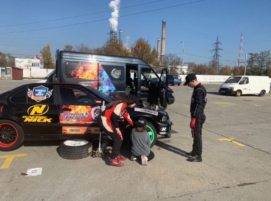 Sora de 9 ani a „Reginei Europei” la drift e cea care îi pregătește mașina înaintea concursurilor