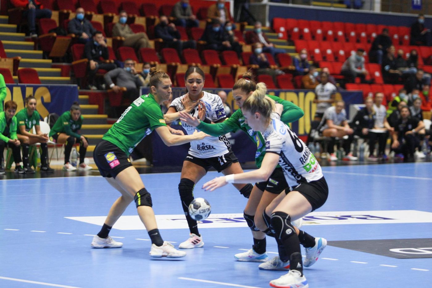 CSM București – Ferencvaros 27-21, în Liga Campionilor! „Tigroaicele” au dat de pământ cu liderul grupei și își betonează poziția în clasament
