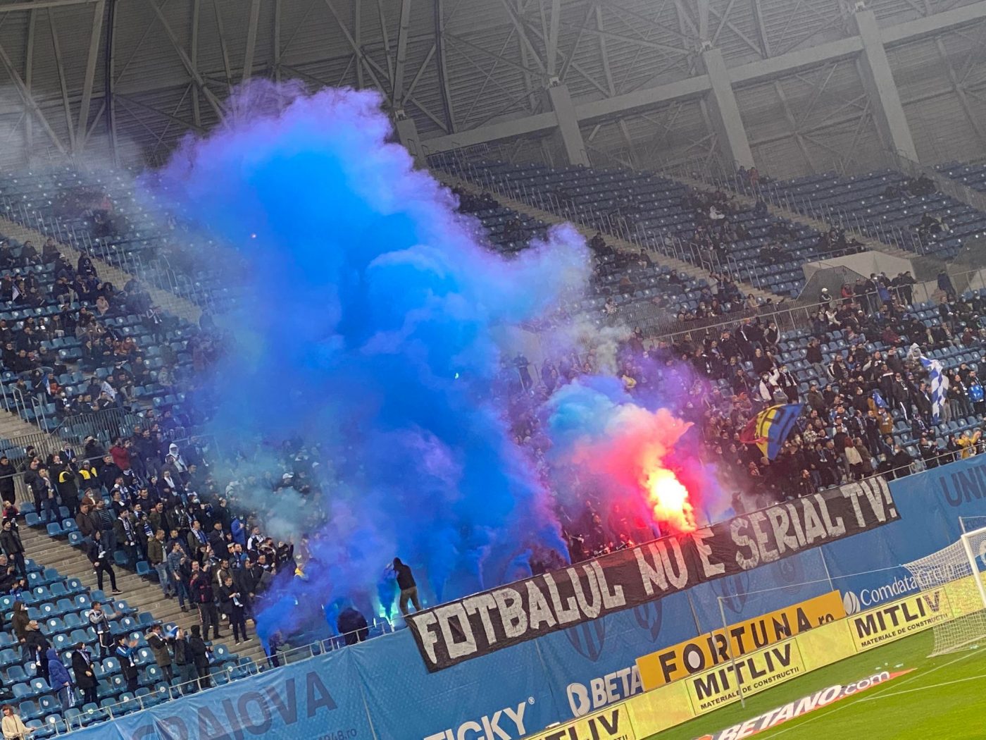 Oltenii au făcut spectacol la revenirea pe stadion! Torțe, fumigene și mesaje cu direcție, la meciul cu FCSB: „Fotbalul nu e serial TV!” | FOTO & VIDEO