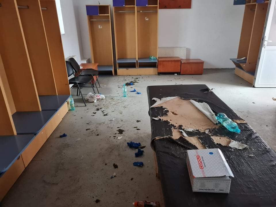 Jucătorii de la CSA Steaua au făcut din nou dezastru în vestiar! Echipa lui Daniel Oprița, ironizată de cei de la Poli Timișoara: „Noi știam că militarii își fac patul” | FOTO