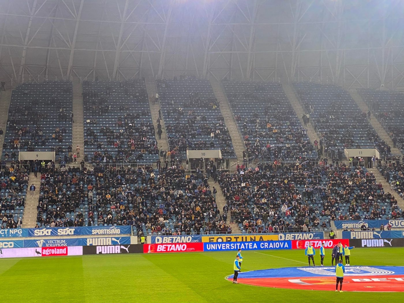 Bănia respiră fotbal! Suporterii Universității Craiova au luat cu asalt Stadionul „Ion Oblemenco” la meciul cu FCSB | FOTO & VIDEO