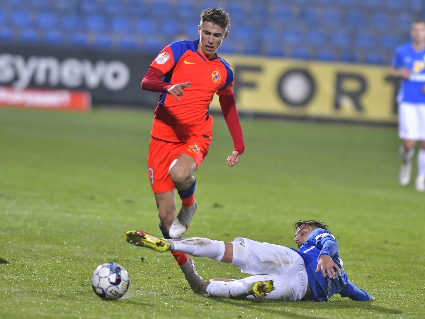 Liga 1: „Roș-albaștrii” sunt la 11 puncte de lider, iar locul de play-off al „rechinilor” este în pericol » FCSB – Farul se pariază și la cota 2.05 »»