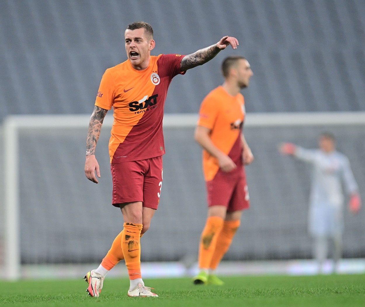 Alex Cicâldău, ironizat de fani după ce a trimis o pasă direct în afara terenului: „Execuție marca Hagi!”. Galatasaray, victorie cu scandal la Goztepe: jucătorii oaspeților și arbitrii, scoși de pe teren de forțele de ordine | VIDEO