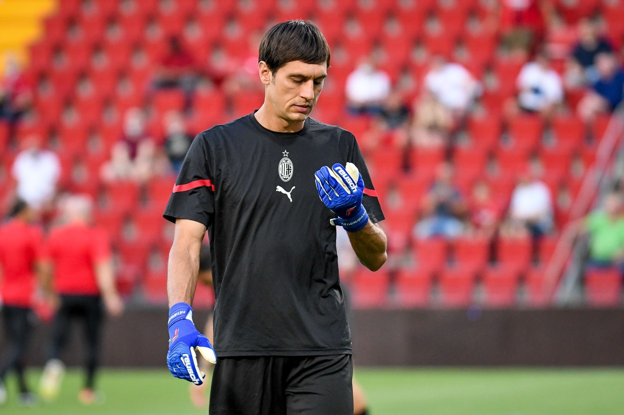Ciprian Tătărușanu ar putea să o părăsească pe AC Milan! Italienii anunță un alt portar de rezervă și au divulgat posibila destinație a românului