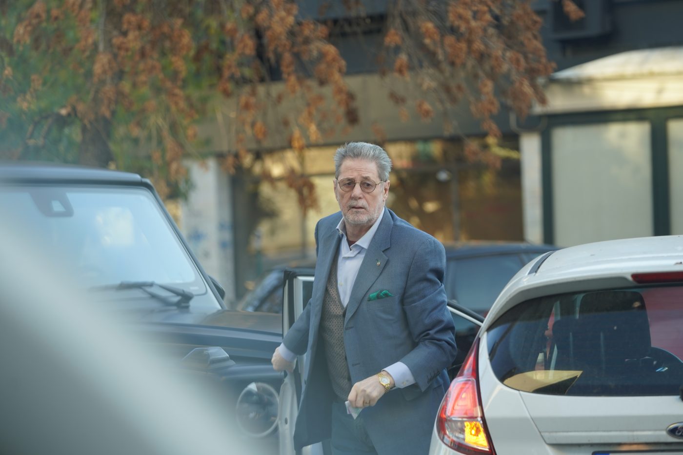 Cornel Dinu, etalon de eleganță și la 73 de ani! Cum a fost surprinsă legenda lui Dinamo în centrul Capitalei | GALERIE FOTO