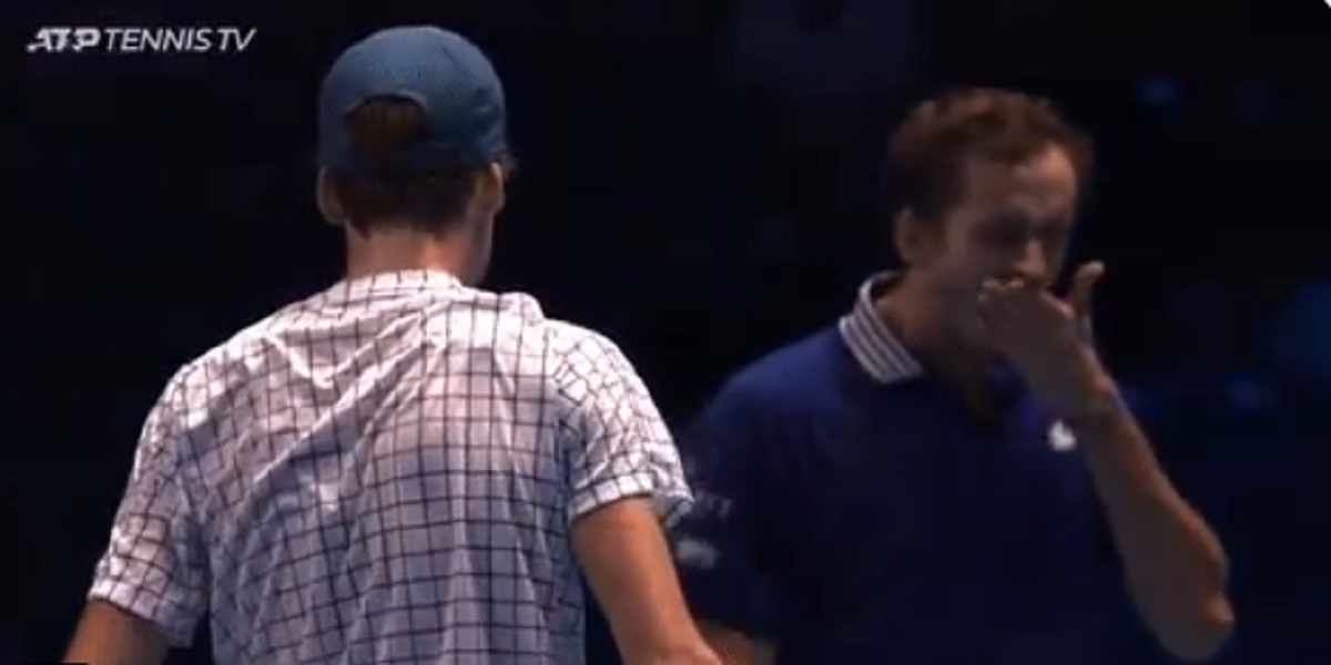 Daniil Medvedev, gest urât în fața adversarului de la Turneul Campionilor! Ultimul meci din Grupa Roșie s-a încheiat dramatic | VIDEO