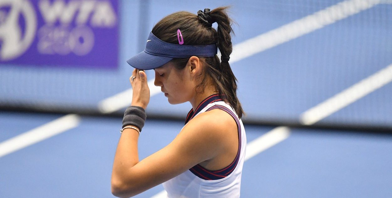 Cât ghinion pentru Emma Răducanu! Jucătoarea s-a retras, din cauza unei accidentări, în setul 3 din cel mai lung meci de tenis al anului în circuitul WTA, după 3 ore și 36 de minute!