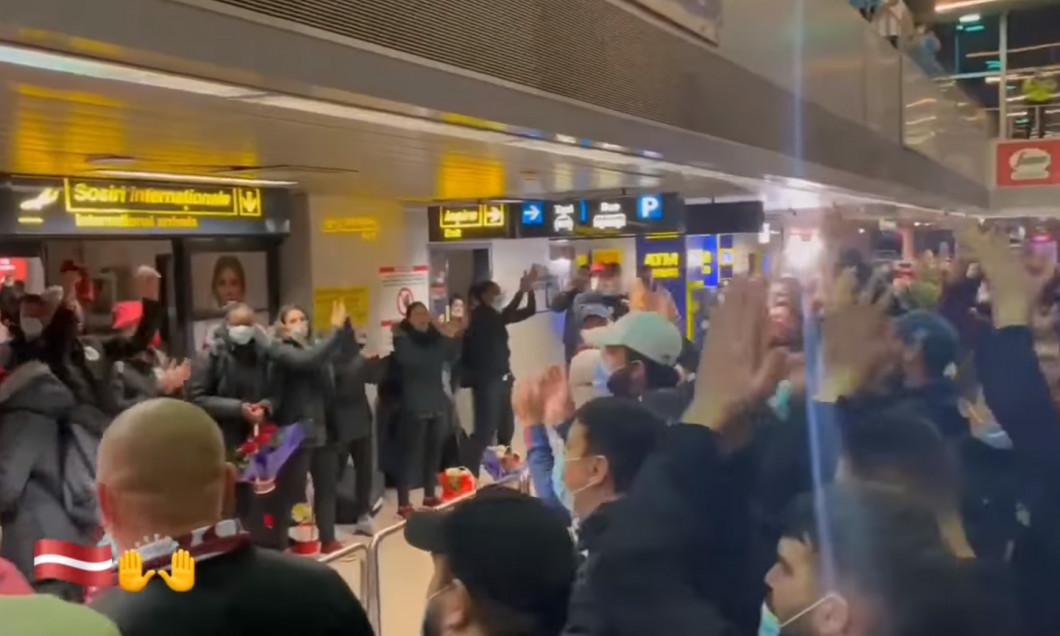 Galeria Rapidului, la înălțime! Show memorabil făcut la aeroport, după ultima victorie a echipei de handbal | VIDEO