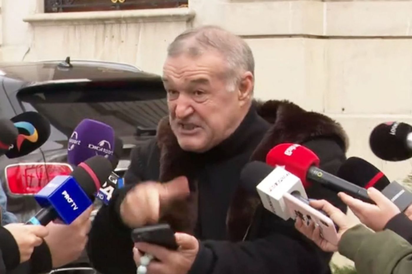 Gigi Becali și-a pierdut cumpătul! Criză de nervi la adresa unui jurnalist: „N-ai văzut ce am scris? Să-l țin legat?”