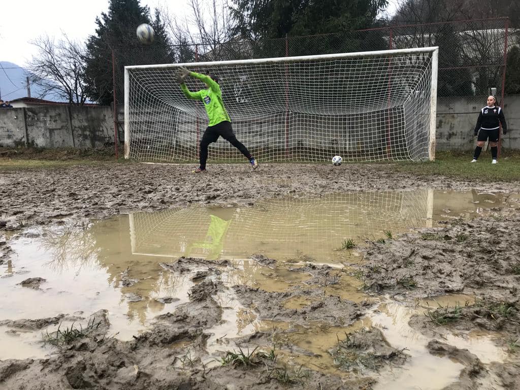Imagini șocante de la un meci de fotbal feminin din România! Mocirla și băltocile ar trebui să îl facă să se rușineze pe Răzvan Burleanu | FOTO