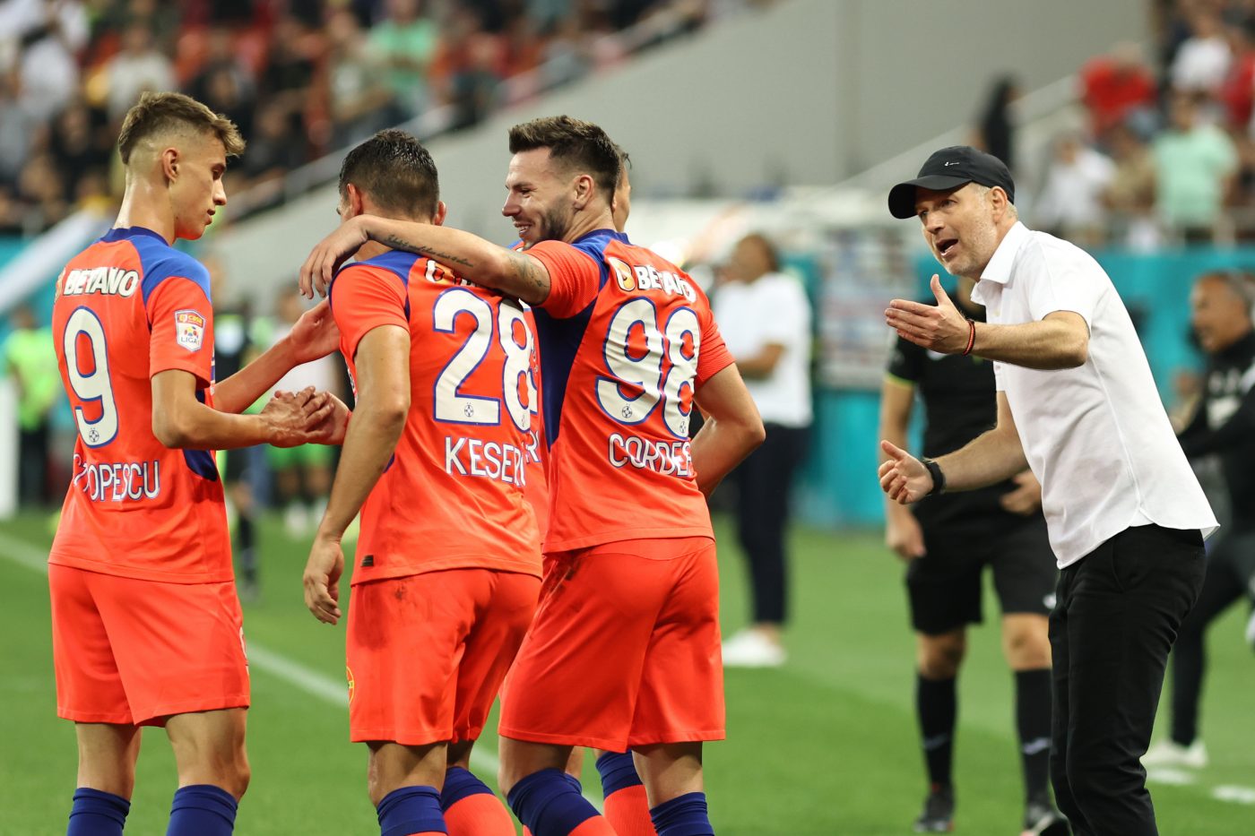 Ironia cu care Edi Iordănescu i-a făcut K.O. pe Gigi Becali și pe contestatarii săi de la FCSB. „Cum să fac asta? Prin Zoom?