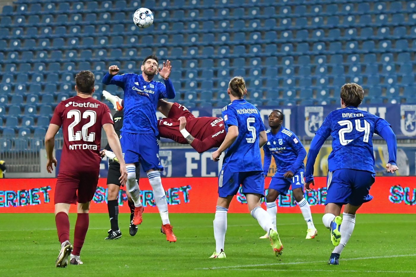 Oltenii sunt dezamăgiți după eșecul cu CFR Cluj. „Am făcut două greșeli și au știut să speculeze!”
