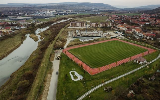 România, țara investițiilor sportive făcute de mântuială! Cum arată pista de atletism dreptunghiulară, care a costat 120.000 de euro