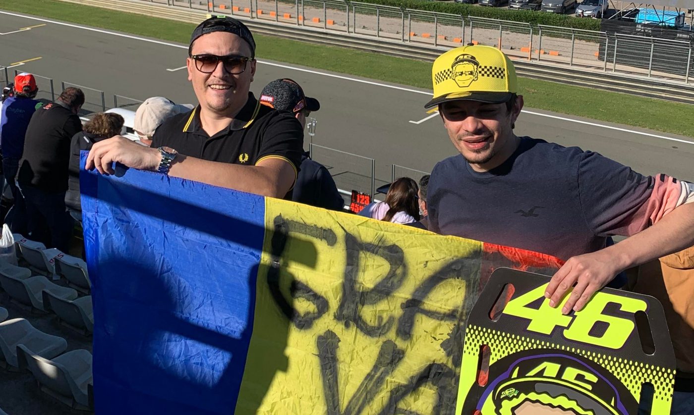 Valentino Rossi are fani înfocați în România! Au dus tricolorul la Valencia, la ultima cursă a campionului din Moto GP: „Eroul copilăriei mele!” | EXCLUSIV