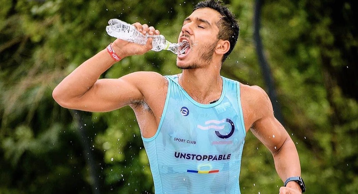 Aleargă la 38 grade, înoată la 12 și se pregătește ca în trupele speciale pentru Olimpiada de la Paris! 