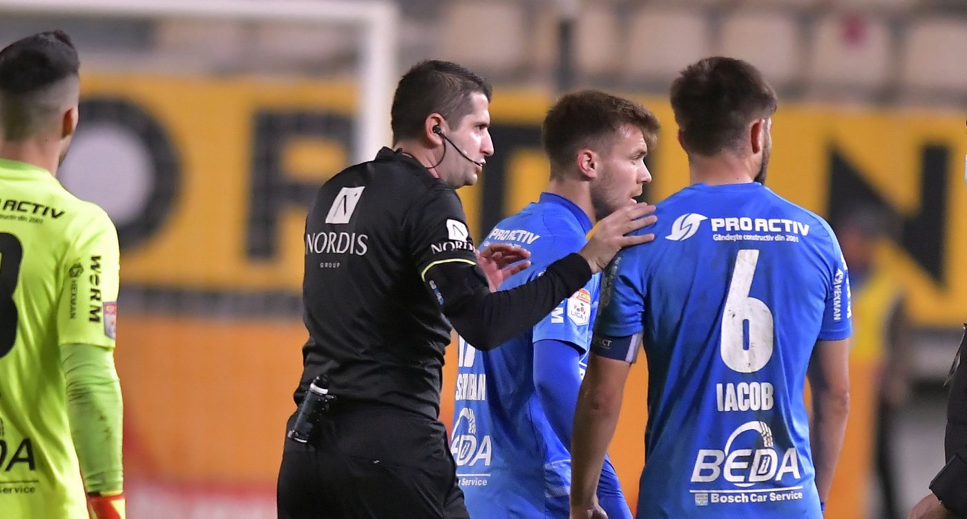 Marius Avram îl critică pe arbitrul Andrei Chivulete după Chindia – Rapid: „A aruncat responsabilitatea pe asistent”. De ce a fost analizată greșit faza | VIDEO EXCLUSIV ProSport Live