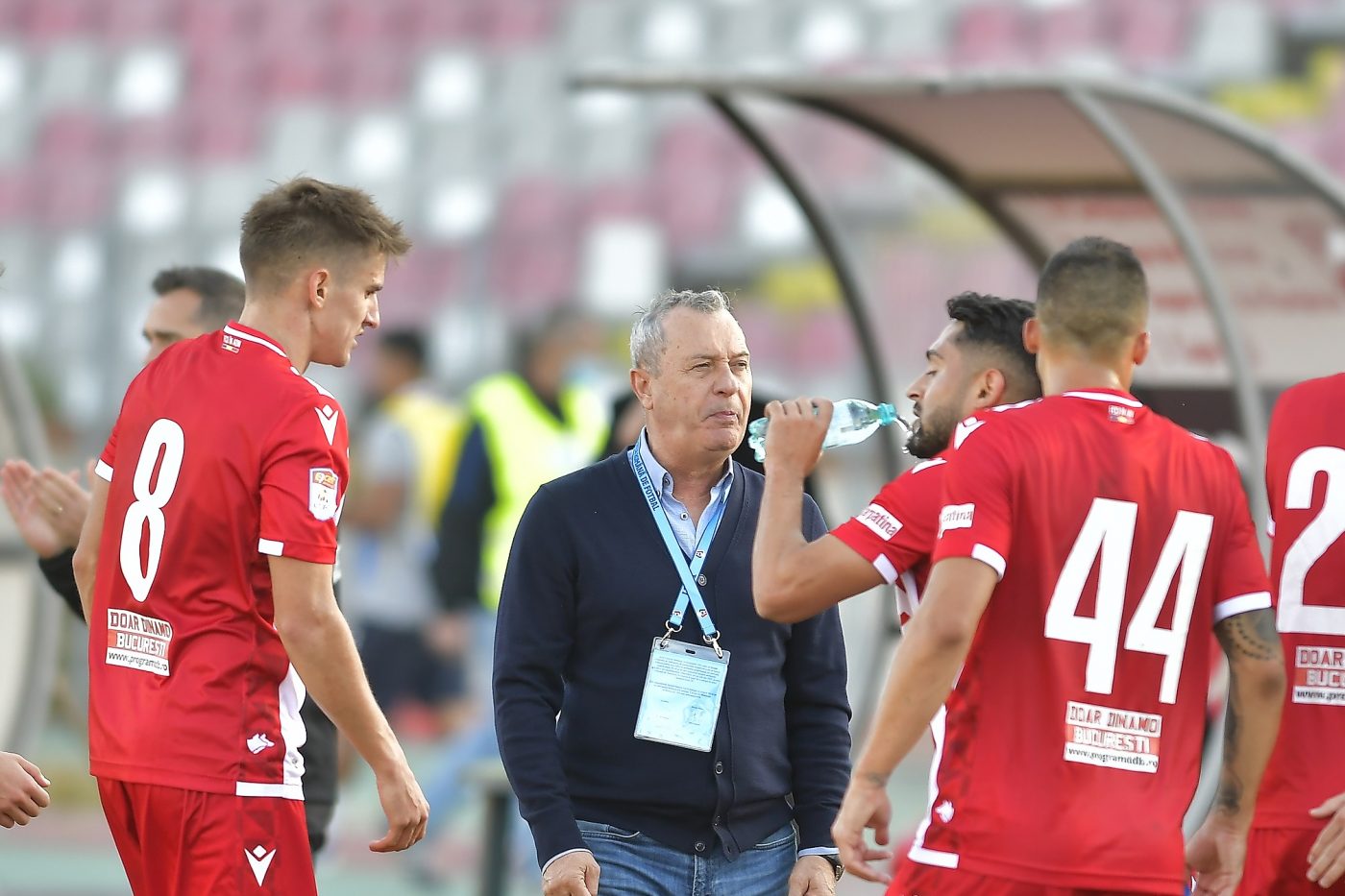 Dinamo, fără un jucător de bază împotriva lui CFR Cluj! De ce nu îl poate folosi Mircea Rednic pe mijlocaș