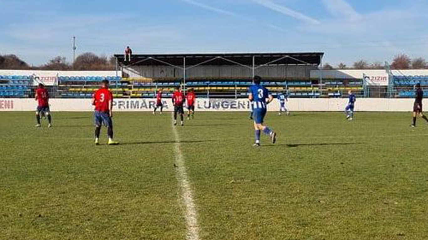 Gest extrem pentru a vedea un meci de fotbal, în România! Izvonit de jandarmi din stadion, un spectator s-a suit pe acoperișul tribunei pentru a-și urmări echipa favorită