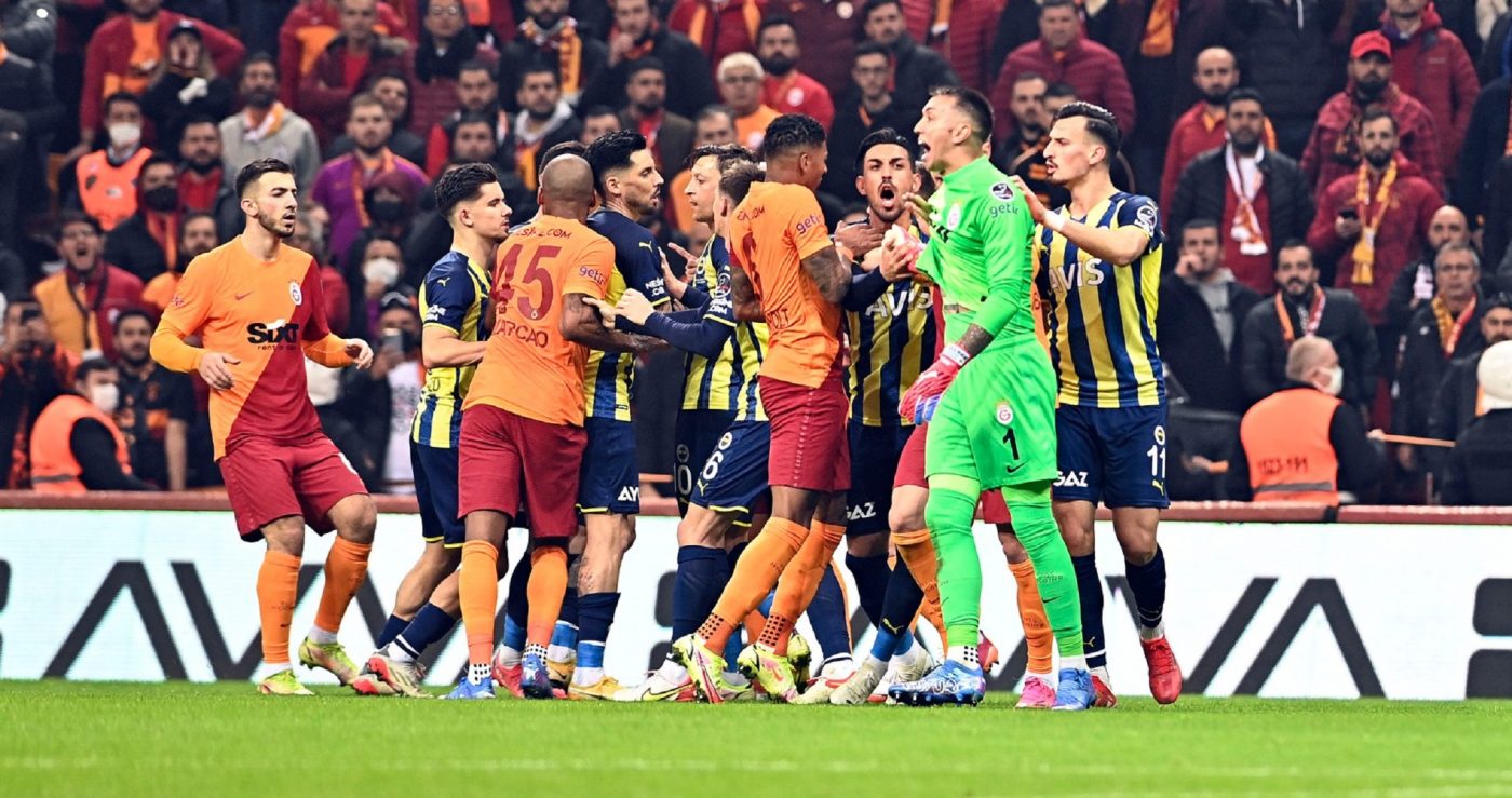 Scandal mare după derby-ul Galatasaray – Fenerbahce. Președintele lui Moruțan și Cicâldău solicită de urgență reforma arbitrajului