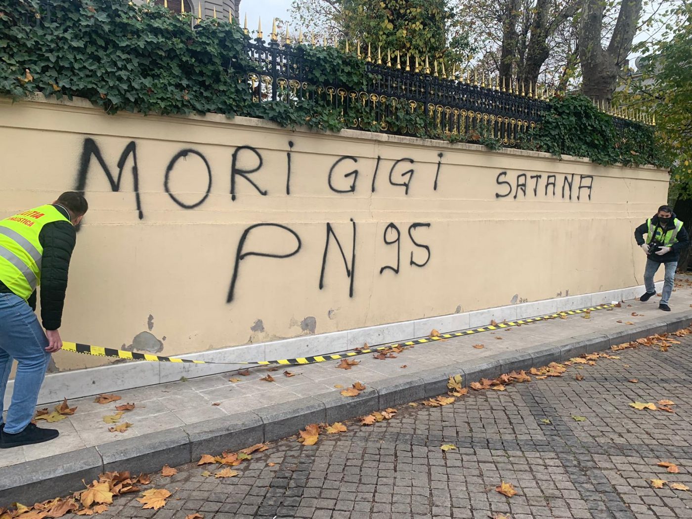 Poliția Capitalei, anunț de ultimă oră după ce ultrașii lui FCSB au vandalizat gardul palatului lui Gigi Becali: Anchetă pentru distrugere și amenințare!