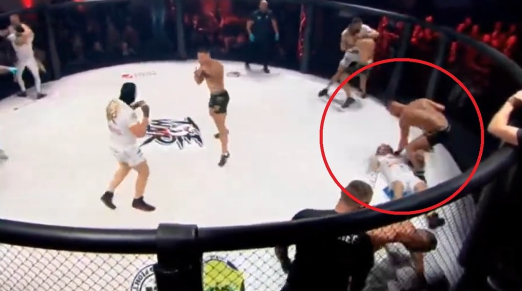 „Tentativă de omor!”. Meci incredibil la o gală MMA: 5 contra 5 luptători, în cușcă! Imaginile care au șocat internetul: spectatorii puteau vedea o tragedie în fața lor | VIDEO