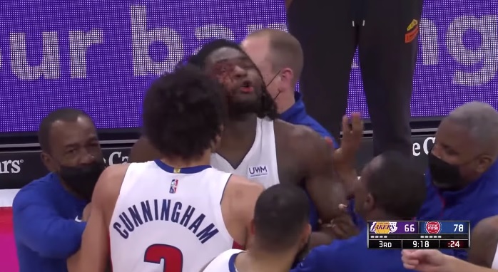 S-a lăsat cu sânge în NBA! Le Bron James, bătaie pe teren cu un adversar pe care l-a desfigurat | VIDEO