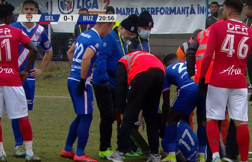 Momente delicate în Liga 2 din România! Doi jucători s-au lovit cap în cap și au fost aproape să producă o tragedie! Medicii au intervenit de urgență | VIDEO