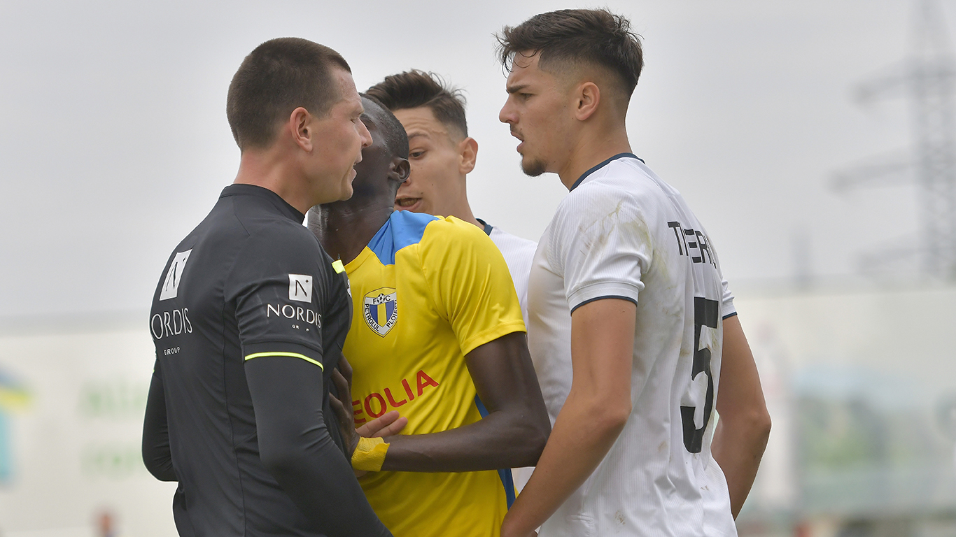 Tiberiu Giuroiu și-a aflat sancțiunea după eliminarea controversată din meciul Astra – Petrolul, în care s-a presupus că i-a adresat cuvinte rasiste lui Sory Diarra. Articolul în baza căruia a fost judecat, suspendat și amendat