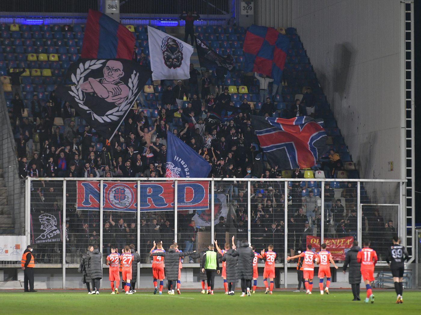 Peluza Nord iese la atac după plecarea lui Edi Iordănescu de la FCSB: „Ne-au lipsit cele cinci schimbări la pauză! Ne lipsește umilirea suporterilor!”. Mihai Stoica se ține departe de conflictul dintre fani și Gigi Becali