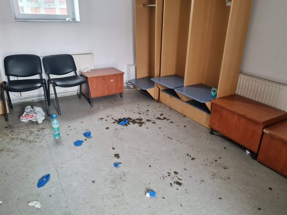 Steaua contraatacă după ce a fost acuzată că a făcut prăpăd în vestiarul de la Timișoara: „La baie nu există hârtie și nici nu curge apa. Doar două dușuri sunt funcționale, iar mobilierul stă să cadă!”