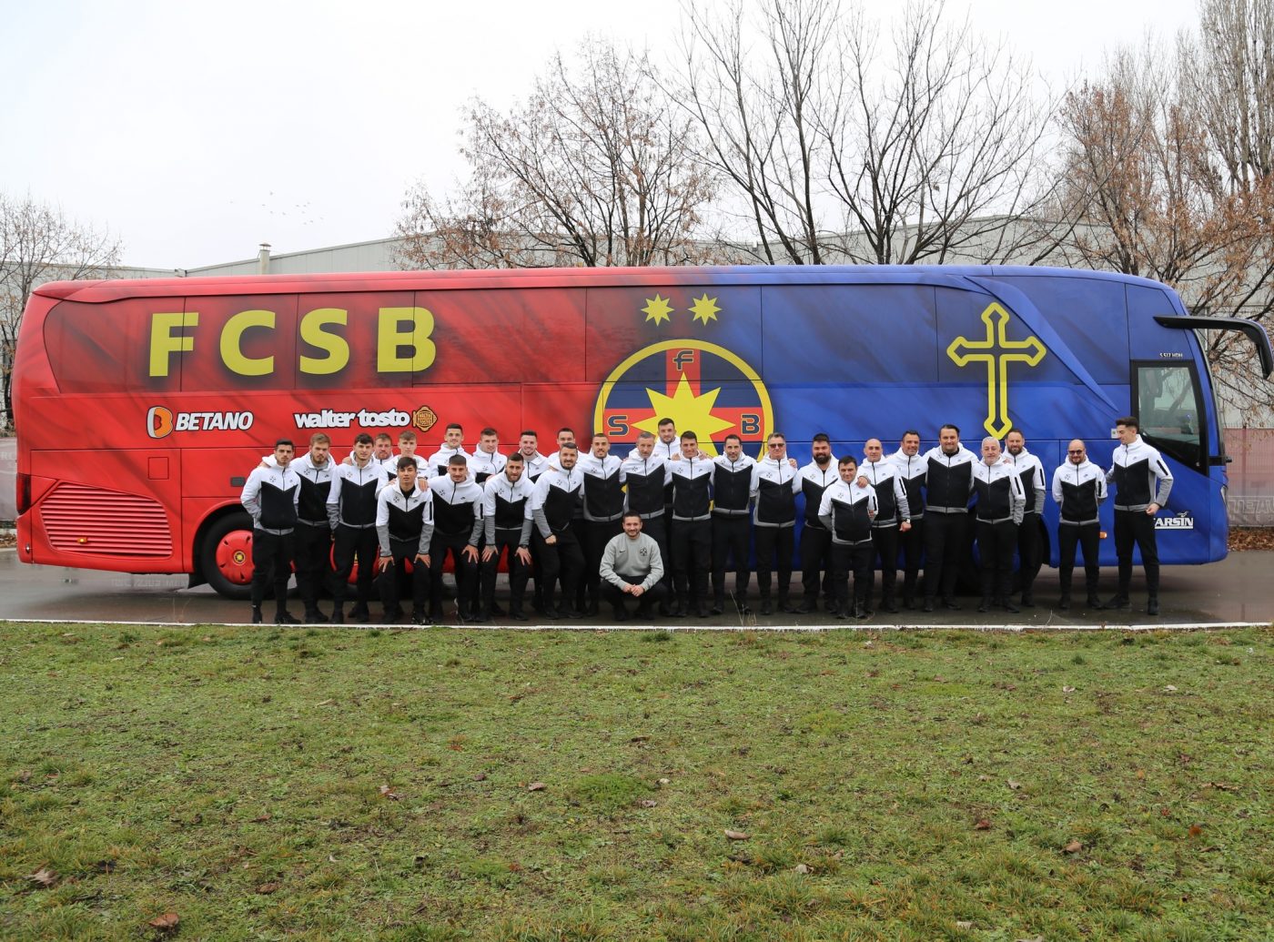 FCSB are un autocar nou! Condiții de lux pentru jucătorii roș-albaștri înainte de meciul cu Gaz Metan Mediaș | GALERIE FOTO