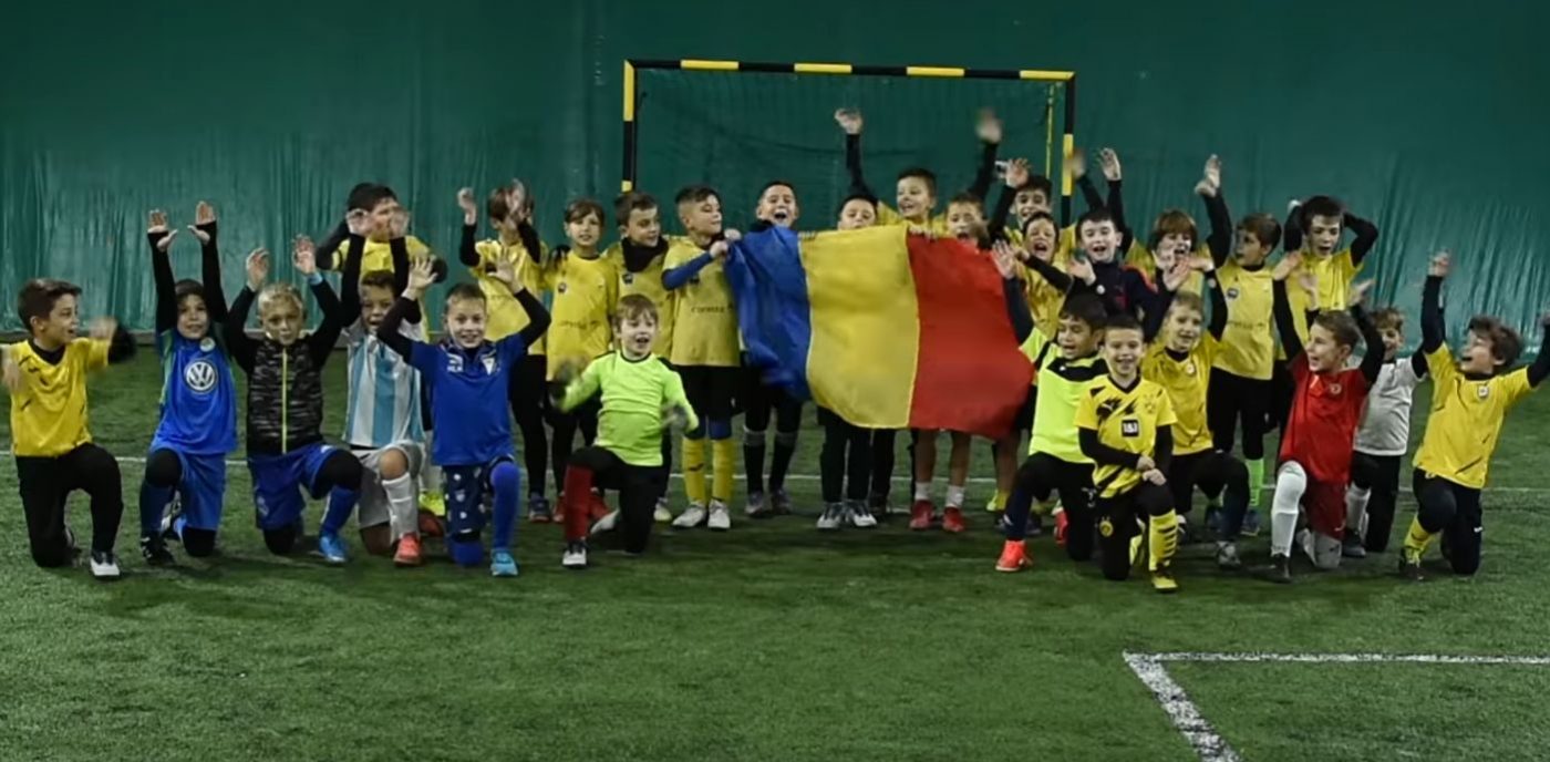 Mesaje emoționante ale unor micuți fotbaliști, de Ziua Națională a României: „La Mulți Ani, România! Noi ne facem fotbaliștii tăi, tu dă-ne stadioane! De 1 Decembrie îți doresc să ai mai multe terenuri de fotbal”