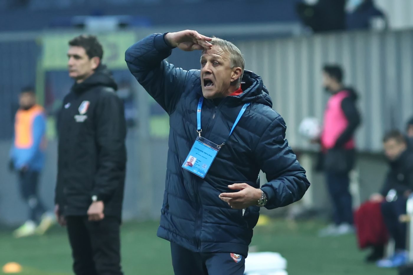 Emil Săndoi a cedat nervos după eșecul cu CFR Cluj. „Costache mai avea puțin și fugea cu mingea la subraț!”
