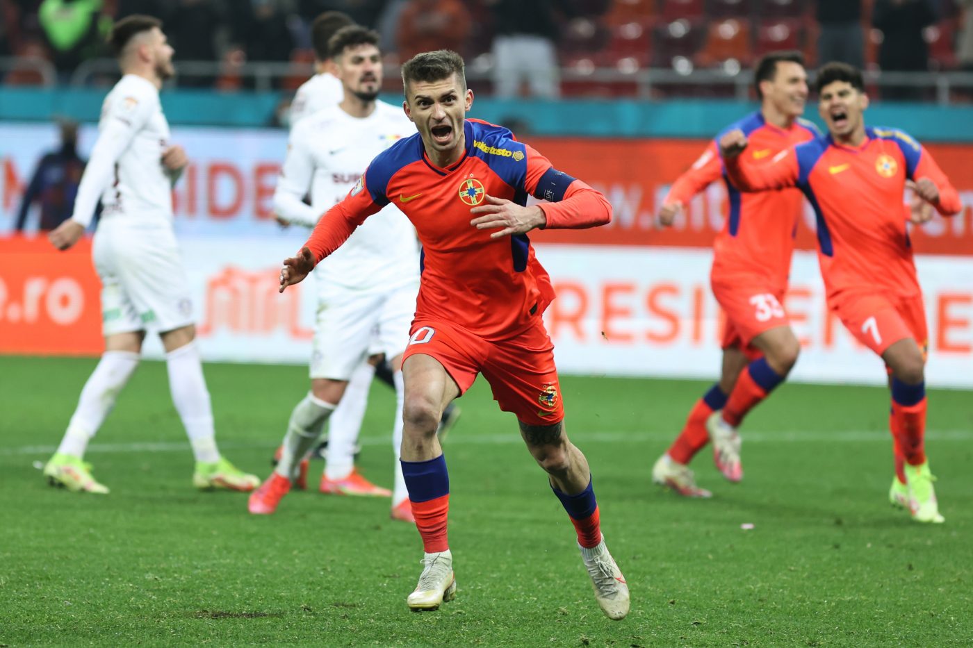 Florin Tănase, rugat de colegi să nu plece de la FCSB. „E căpitanul nostru, un jucător foarte important!”